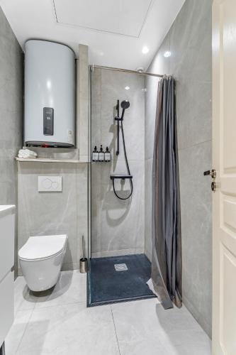 une salle de bain avec douche et toilettes dans l'établissement Nice & Cosy - Central Apartment, à Nice