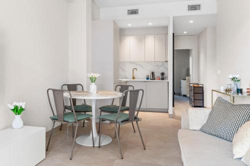 un salon avec une table et des chaises et une cuisine dans l'établissement Nice & Cosy - Central Apartment, à Nice