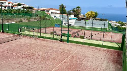 Tenis dan/atau kemudahan skuasy di Zen Ocean View House Tenerife atau berdekatan
