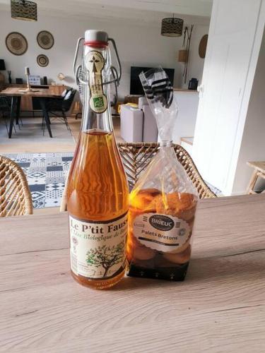 une bouteille de sauce assise au-dessus d'une table dans l'établissement Maison de vacances proche des plages, à Binic