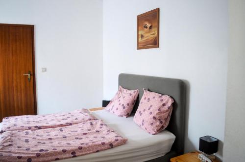Postel nebo postele na pokoji v ubytování Logement Gare