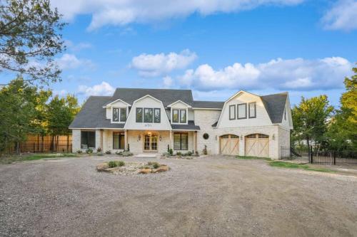 a large white house with a driveway at Paradise Tiger Mansion 6BR W Pool, Weddings Events in Waxahachie