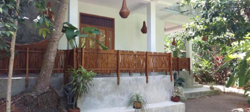 Un jardín fuera de JJ JungleJoy Villa