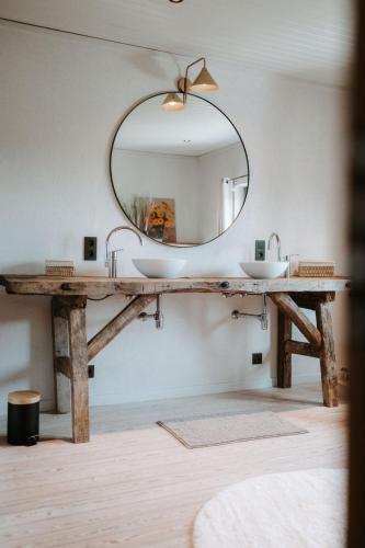 a bathroom with two sinks and a large mirror at Les Soeurettes in Durbuy