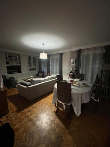 un salon avec un canapé et une table dans l'établissement Charmant appartement en centre de Montluçon, à Montluçon