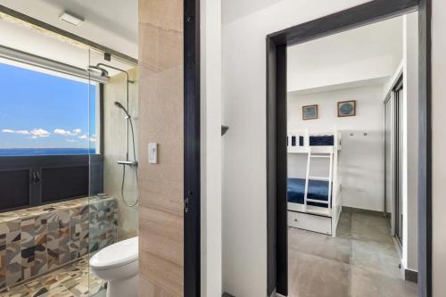 Et badeværelse på Seaside villa with the most stunning ocean view!