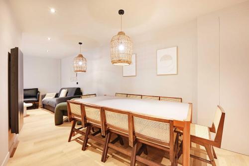 une salle à manger avec une table et des chaises dans l'établissement Magnificent Apt - 3BD-10P - Buttes aux Cailles, à Paris