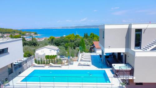 ariaal uitzicht op een huis met een zwembad bij Villa Supreme Pašman Zadar in Ždrelac
