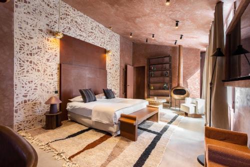 une chambre avec un lit, un canapé et une chaise dans l'établissement Exceptional Duplex - 6BR-12P - Montorgueil, à Paris