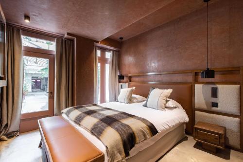 une chambre avec un grand lit et une fenêtre dans l'établissement Exceptional Duplex - 6BR-12P - Montorgueil, à Paris