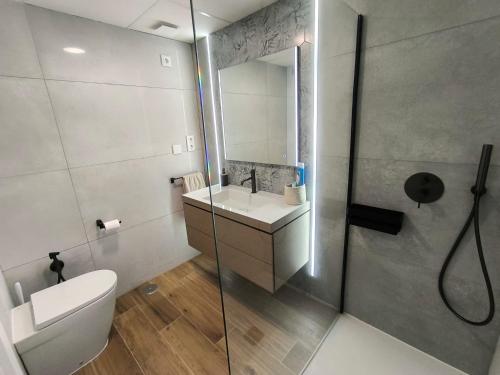 Łazienka w obiekcie Bajo de Diseño, Piscina Privada Climatiza, 150m de la playa