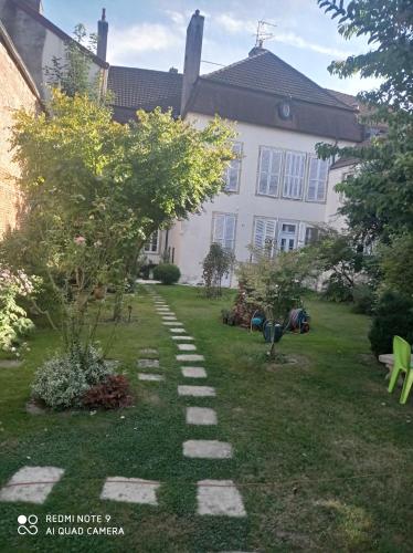 un chemin de jardin en face d'une maison dans l'établissement Les Pampilles, à Saint-Jean-de-Losne