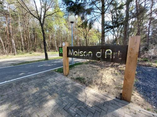 a wooden sign on the side of a road at Galerie Maison d'Art loft in Malden