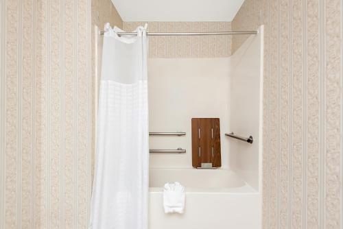 Comfort Suites New Orleans East Image