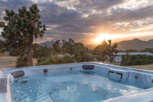 丝兰谷Modern Mosaics- Joshua Tree Chef Home On Hill Spa的享有日落美景的热水浴池