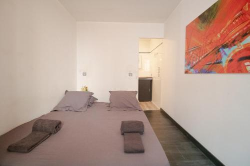 - un grand lit dans une chambre ornée d'une peinture murale dans l'établissement Le Réconfort' Ain, à Coligny