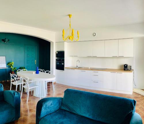 un salon avec un canapé et une table dans l'établissement Charmant appartement climatisée près de la mer, à Perpignan