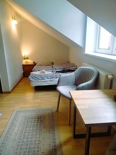 a small room with a bed and a couch at Zajazd u Hermanów in Olsztyn