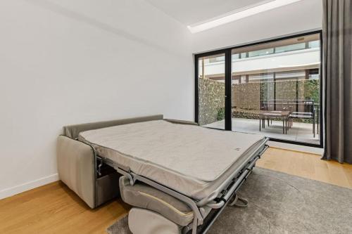 un letto d'ospedale in una stanza con patio di Business Panorama Loft 5star Location, Queen Beds a Bucarest
