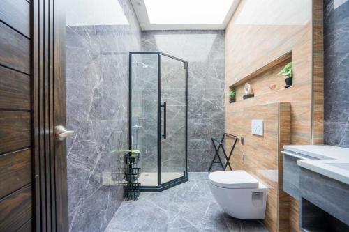 un bagno con doccia e WC di Barbie Pool Villa Na Jomtien a Na Jomtien