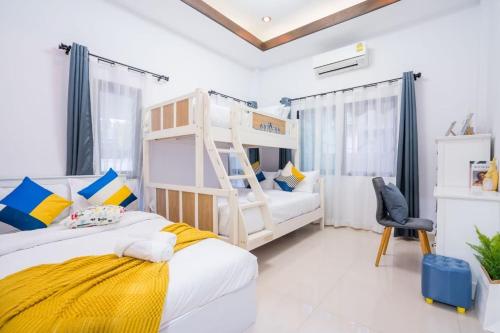 una camera con due letti a castello e una scala di Barbie Pool Villa Na Jomtien a Na Jomtien