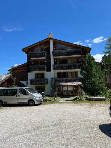 a white van parked in front of a building at Karbergsuite Turrach in Turracher Hohe