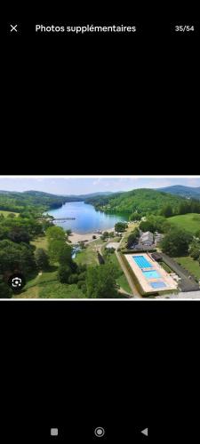 deux photos d'un lac avec une piscine dans l'établissement Villa mia, à Olonzac