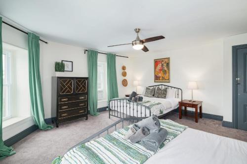 Postel nebo postele na pokoji v ubytování Large Bi-level Apartment in Heart of Manayunk