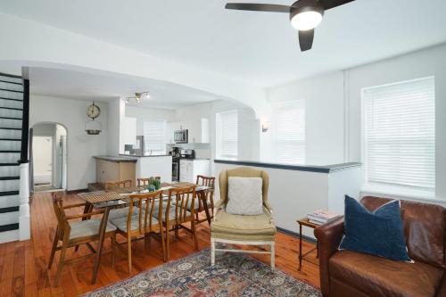 Posezení v ubytování Large Bi-level Apartment in Heart of Manayunk