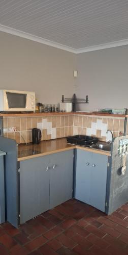 a kitchen with a counter top with a microwave at Pik 'n Wyntjie in Gansbaai