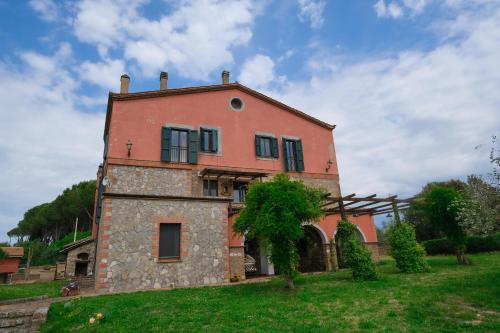 an old brick house on a green field at Casale Beatrice degli Ulivi in Orvieto