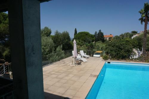une vue d'une piscine depuis une maison dans l'établissement Presqu`ile de Giens, à Hyères