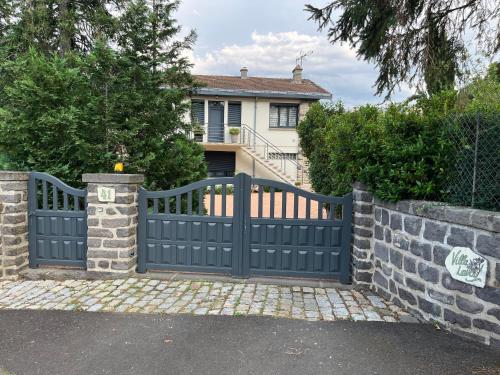 une porte noire devant une maison dans l'établissement Villa LAVOU, à Royat