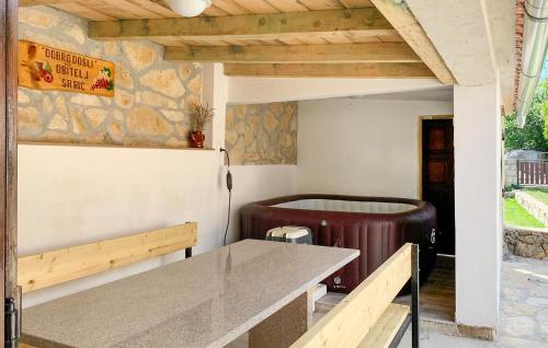 Ruang duduk di 1 Bedroom Lovely Home In Medvida