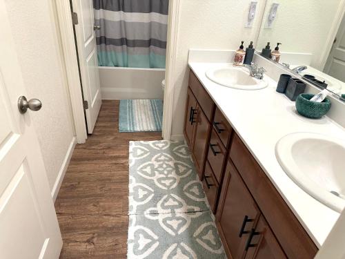 Un baño con lavabo, inodoro y ducha. en #stayRioVista Farmhouse near river- Entire House with RV parking, en Rio Vista