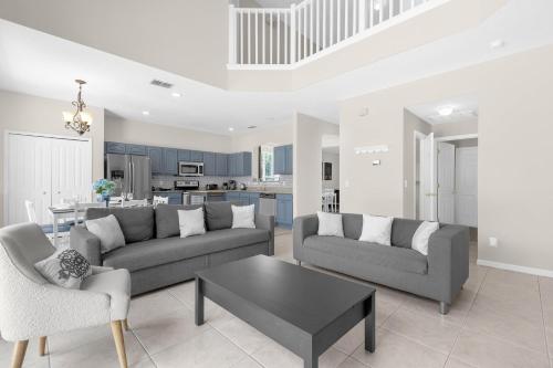 Large Spacious Home w Private Pool & Hot Tub photo 3