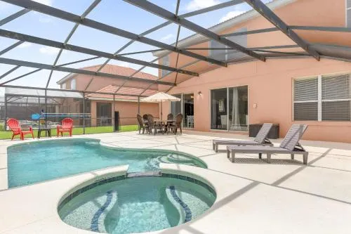 Large Spacious Home w Private Pool & Hot Tub photo 1