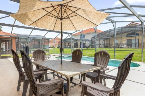 Large Spacious Home w Private Pool & Hot Tub photo 11