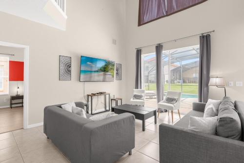 Large Spacious Home w Private Pool & Hot Tub photo 12
