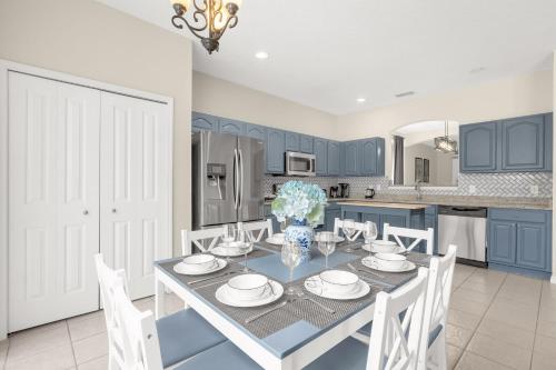 Large Spacious Home w Private Pool & Hot Tub photo 15