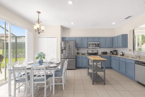 Large Spacious Home w Private Pool & Hot Tub photo 16
