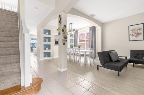 Large Spacious Home w Private Pool & Hot Tub photo 19