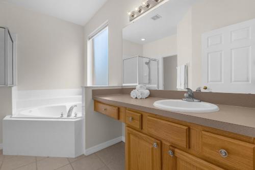 Large Spacious Home w Private Pool & Hot Tub photo 26