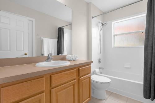 Large Spacious Home w Private Pool & Hot Tub photo 33
