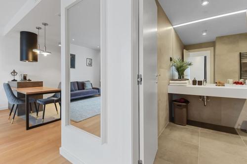 Ruang duduk di LAX Designer, Oasis city skyline views, Parking
