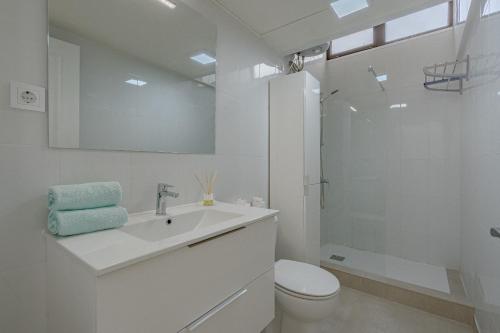 Ένα μπάνιο στο Bungalow Amazing Ocean And Mountains View