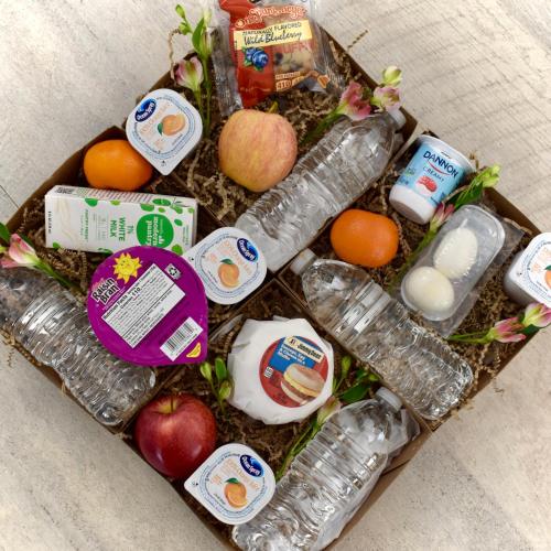 uma caixa cheia de ovos, maçãs e garrafas de leite em Grand Beach Resort Hotel em Traverse City