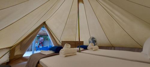 Postel nebo postele na pokoji v ubytování Ioannina Camping- Glamping