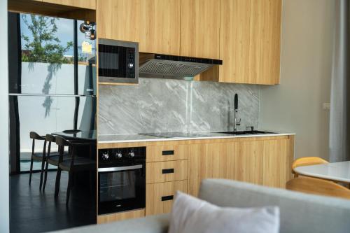 Kuchyň nebo kuchyňský kout v ubytování 4 bedrooms Light luxury modern villa Large space 15m L-shaped swimming pool Family and friends vacation