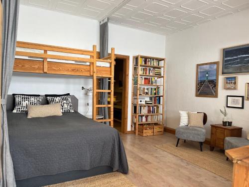 SURFKAJÜTE - Ferienwohnung in Warnemündeにあるベッド